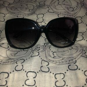 Chic Black Oversized Sunglasses